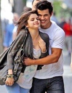 Taylor Lautner dated Selina Gomez