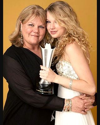 Taylor Swift with her mother Andrea Finlay