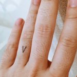 Lin-Manuel Miranda tatooed his wife name intial V on his finger