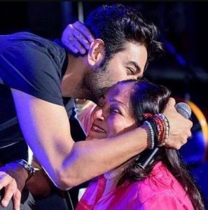 Shekhar Ravjiani with his mother Kusum Ravjiani
