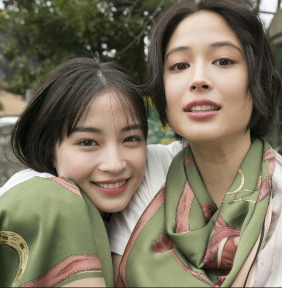 Suzu Hirose with her sister Alice Hirose