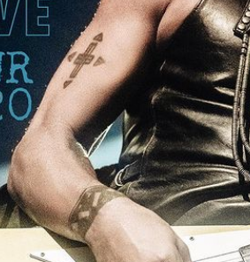 Lenny Kravitz's right hand tattoos