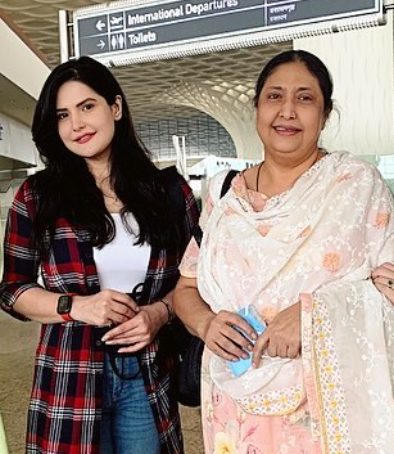 Zareen Khan with her mother