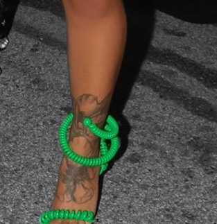 Alexis Skyy's left leg tattoos