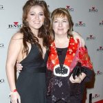 Kelly Clarkson with her mother Jeanne Taylor