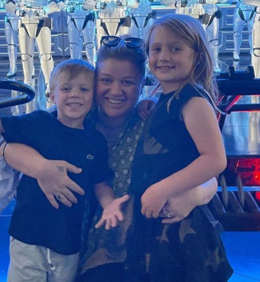 Kelly Clarkson with her son and daughter