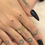 Maggie Lindemann Tattoo on fingers