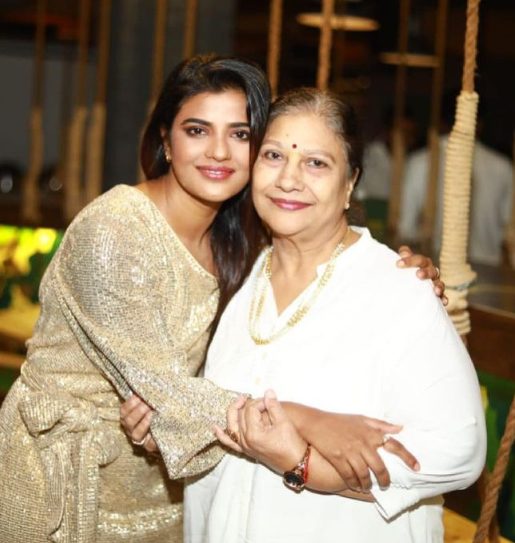 Aishwarya Rajesh with her mother Nagamani