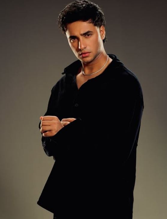 Abhishek Sharma looks charming in Black