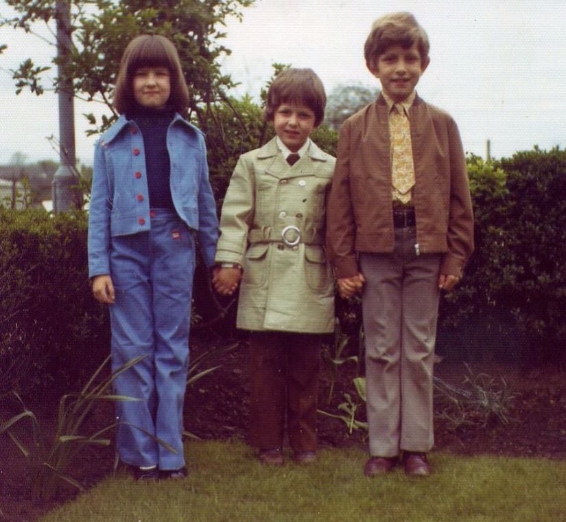Gerard Butler with his siblings in childhood - Gerard in middle, Lynn in right and Brian in left