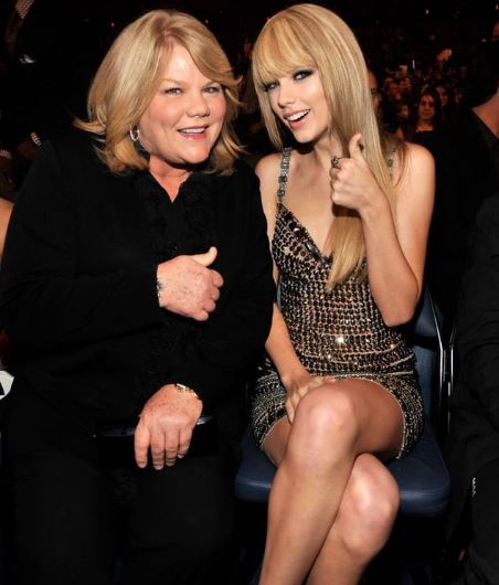 Andrea Swift with daughter Taylor Swift
