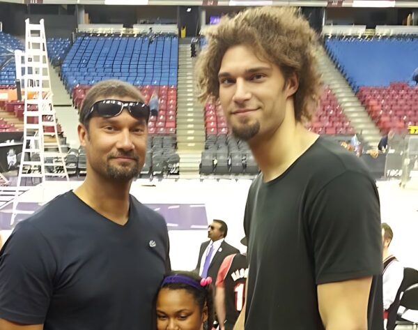 Robin Lopez Net worth, Girlfriend, Age, Height & More