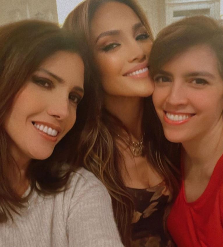 Jennifer Lopez with sisters