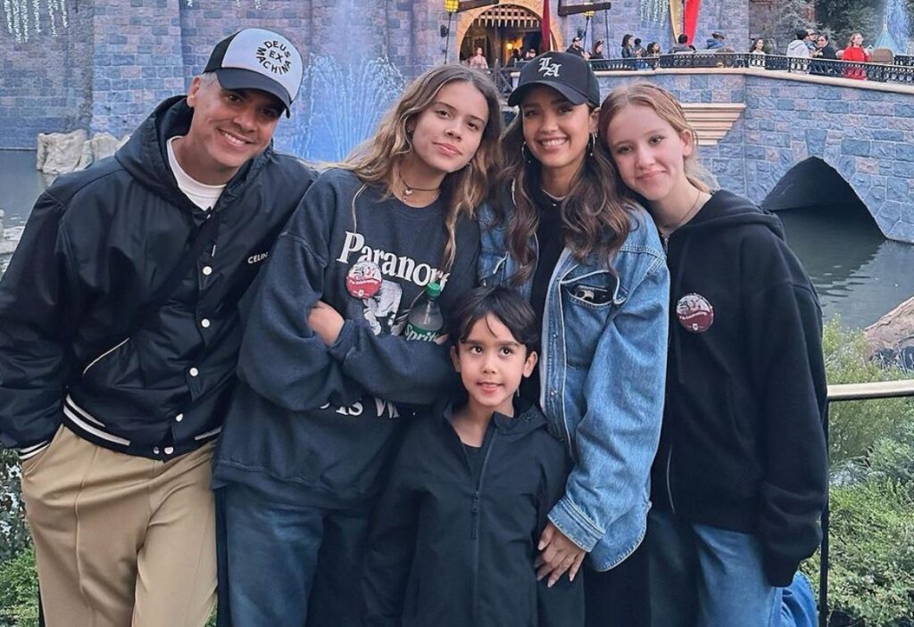 Jessica Alba with husband and kids