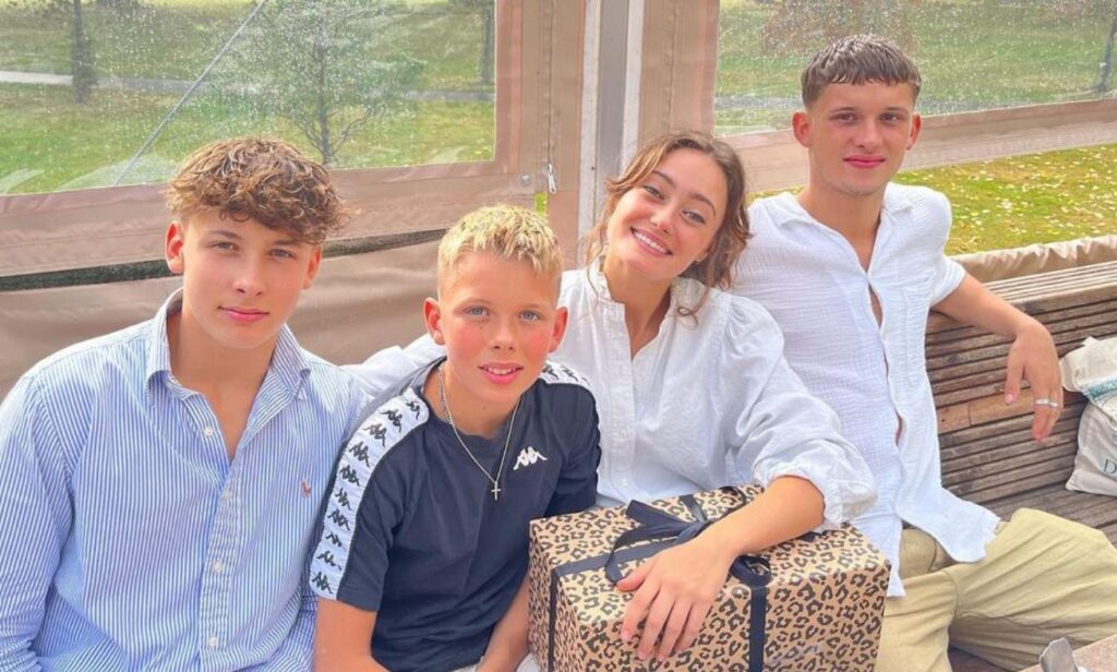 Ella Purnell with her 3 brothers