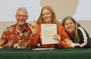 Lydia Jacoby with parents