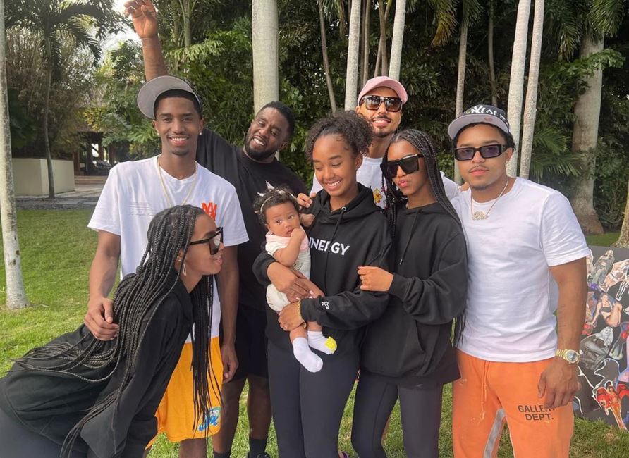 Diddy's 7 children posing for a family photo