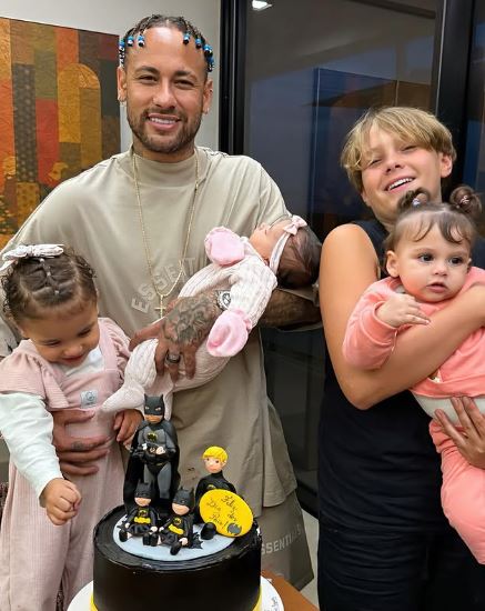 Neymar Jr wth his kids