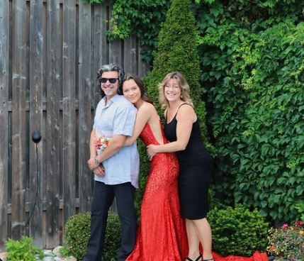Aaliyah Mendes with her parents