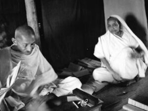 Mahtma Gandhi with wife Kasturba Gandhi