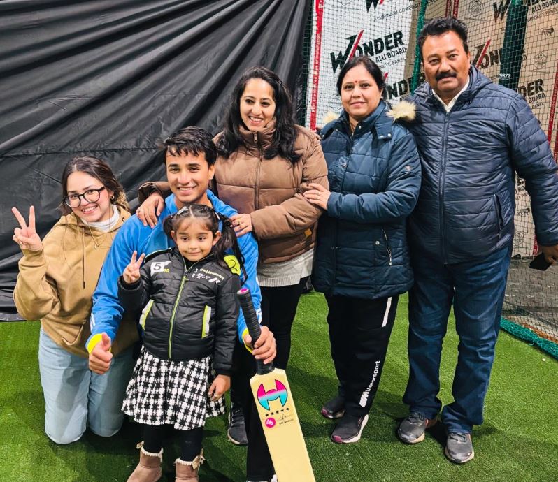 Abhishek Sharma all family members together clicking photo
